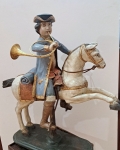 Reiter auf Pferd mit Horn