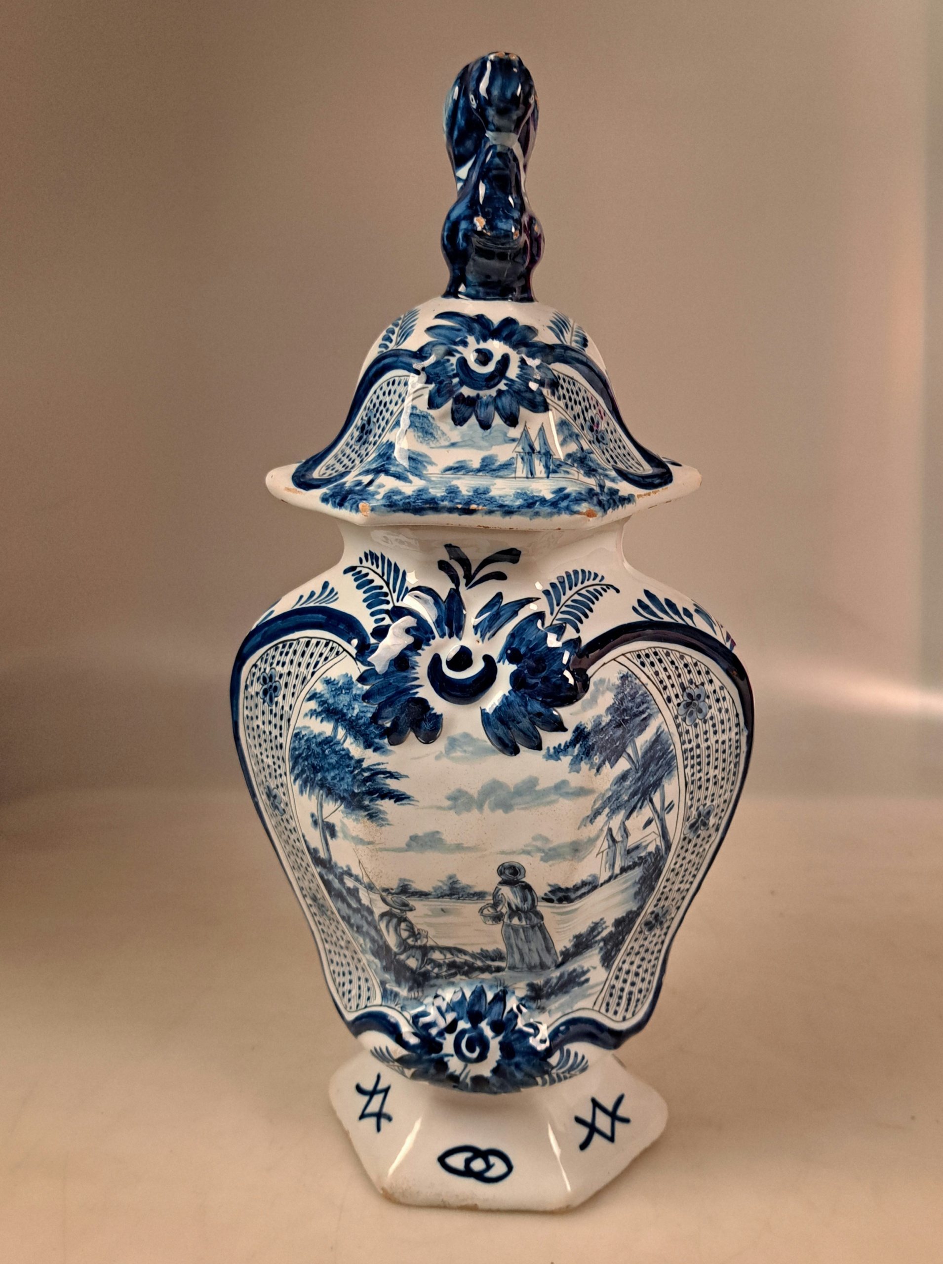 Fayencevase mit Deckel Delft